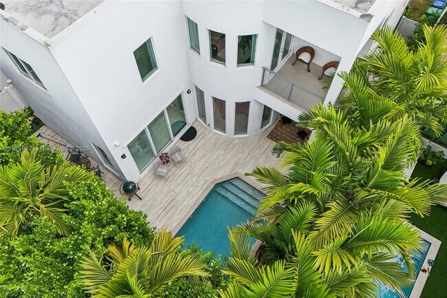 Building Photo - 10445 NW 68th Terrace