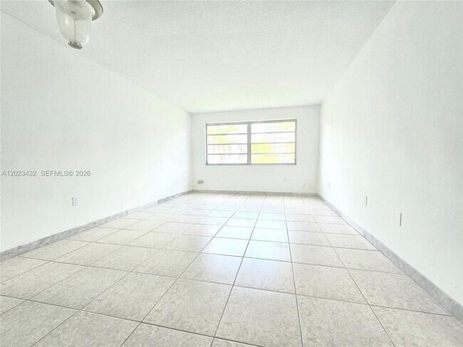 Building Photo - 1225 NE 124th St