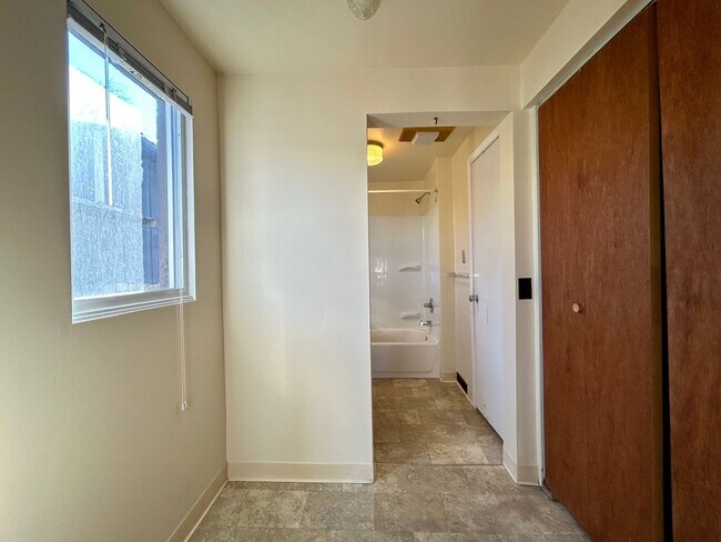 Building Photo - Unique 5 Bedroom Home