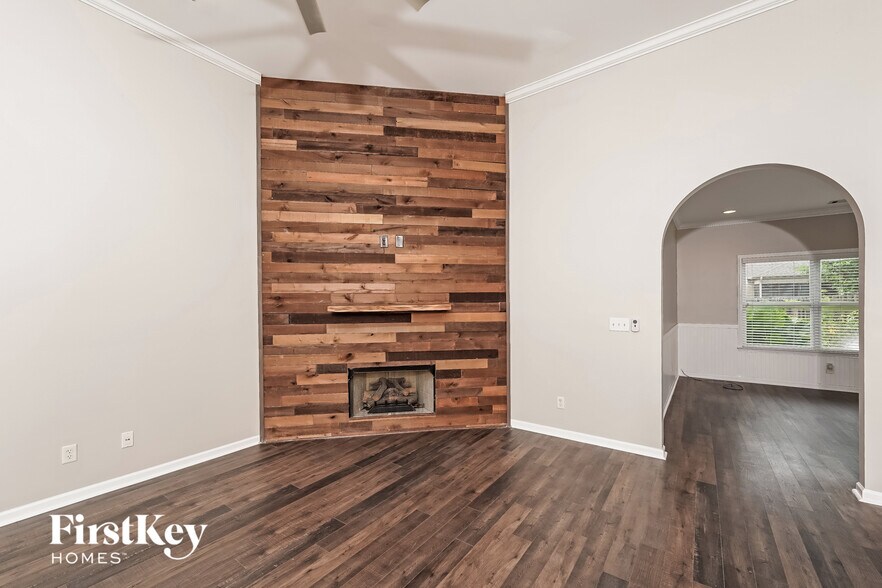 Building Photo - 995 Valley Cir