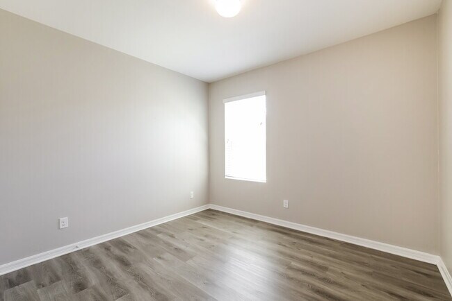 Building Photo - 21 SE 20th Pl