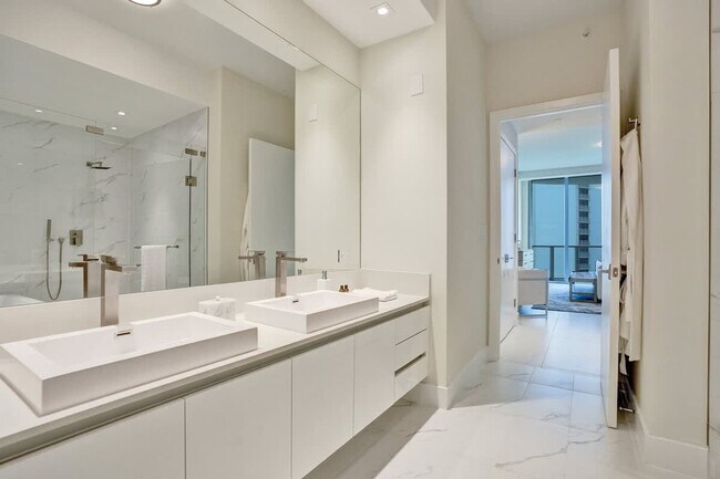 Building Photo - 3100 N Ocean Dr