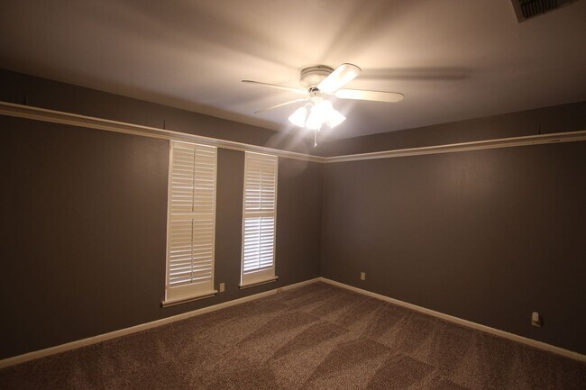 Building Photo - Available Now! Spacious 4 Bed/3 Bath Home ...