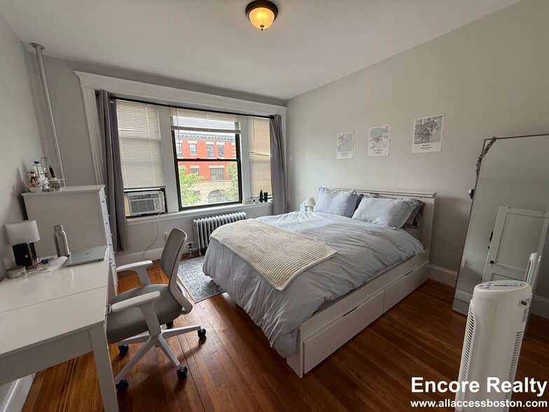 Building Photo - 73 Parkman St