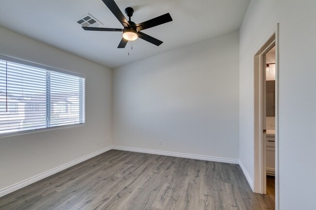Building Photo - Stylish Townhouse Near the Strip with Dual Suites