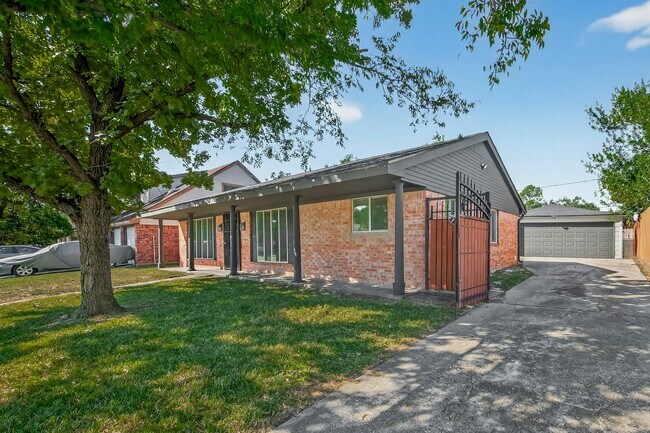 Building Photo - 11742 N Little John Cir