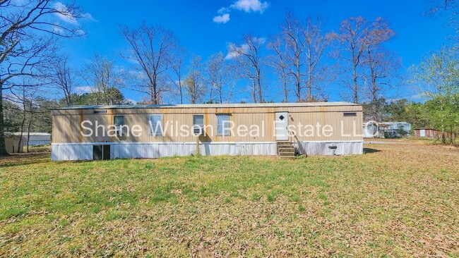 Building Photo - 3 BD 2 BA Single wide with large back yard!