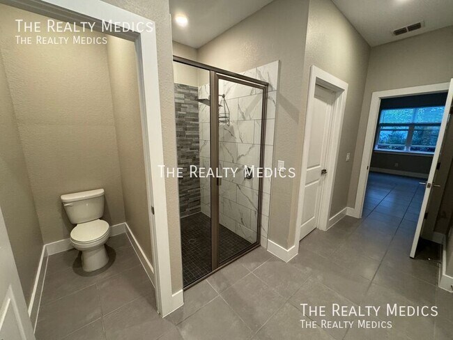 Building Photo - 119 Lily Ln