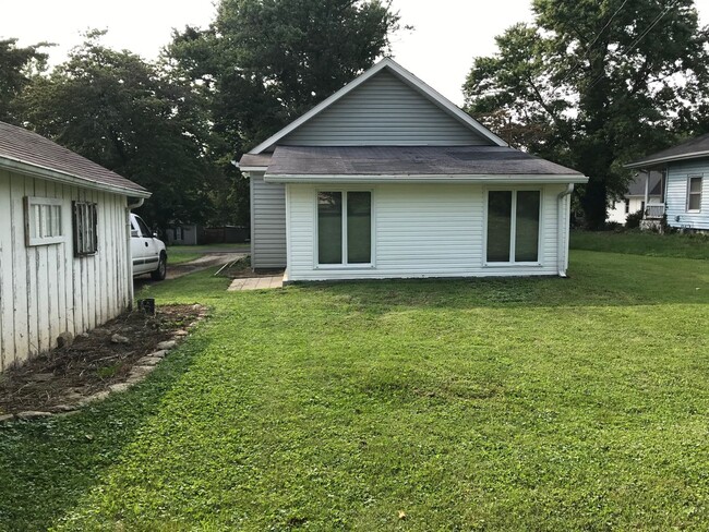 Building Photo - Adorable 2 Bedroom, 1 Bath in Shelbyville!