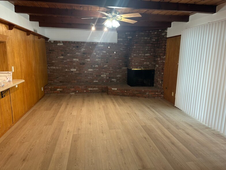 Building Photo - 1050 W La Deney Dr