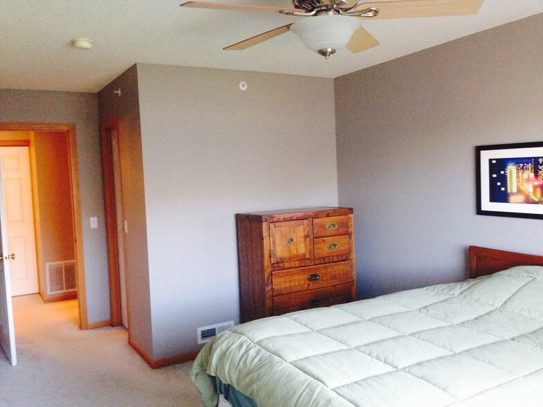 Building Photo - 562 Willoughby Way W