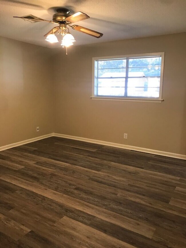 Building Photo - 3 bed 2 Bath Brick Home off Park Avenue!