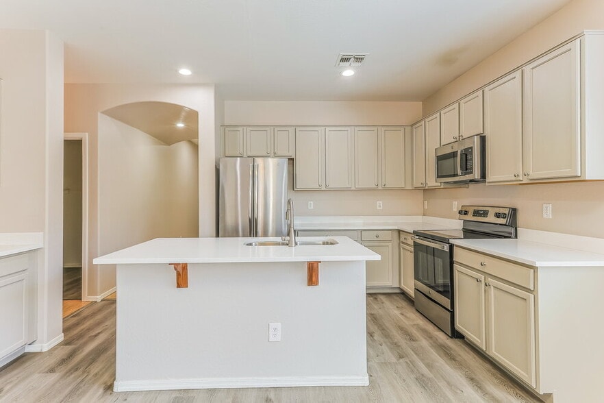 Building Photo - 7905 S 73rd Ln