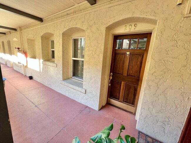 Building Photo - Charming Vintage 1-Bedroom Near Downtown L...