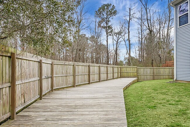 Building Photo - 3 bedrooms, 2.5 bathrooms  2-car garage in...