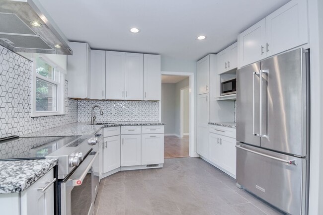 Building Photo - Great Location 4 Bedroom