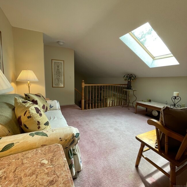 Building Photo - 697 South End Rd