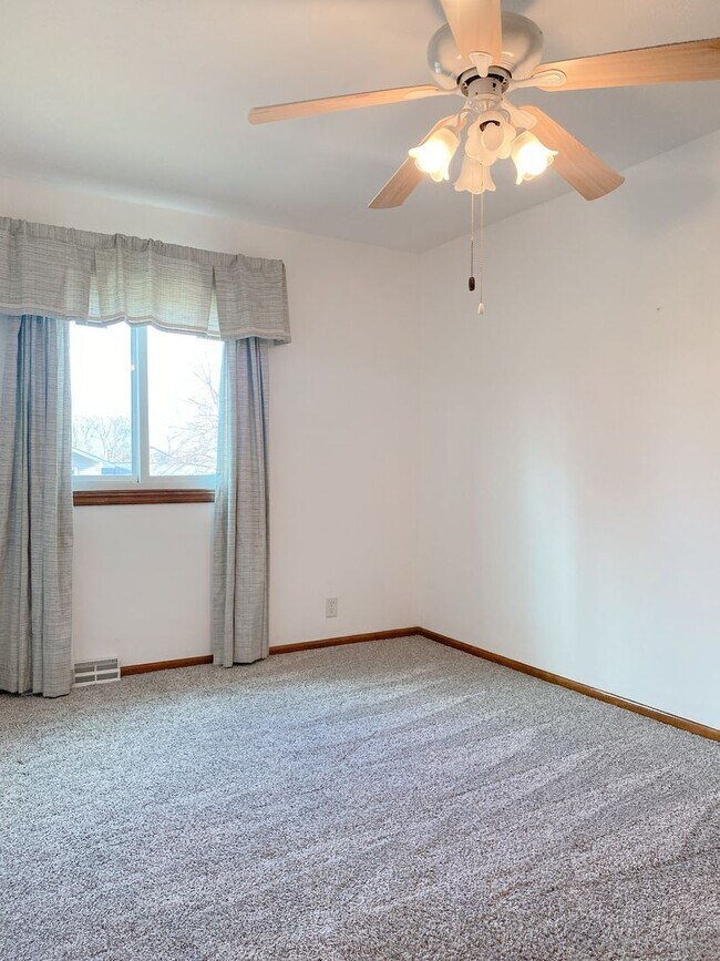 Building Photo - 3BD, 2BTH Bellevue Charmer Ready for YOU, $2,300!!