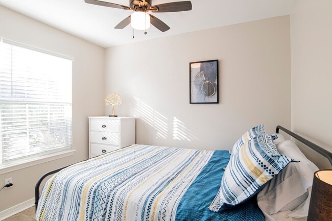 Building Photo - Welcoming & Bright 2 Bed/1 Bath Patiohome ...