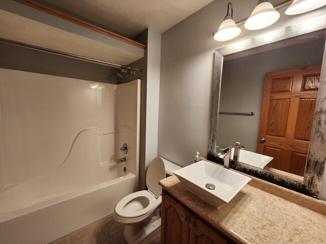 Building Photo - 4 Bedroom Greenville