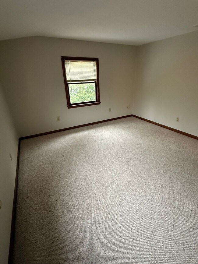 Building Photo - Rent free December & January  ! Sign a lease in December and enjoy December and January rent free!