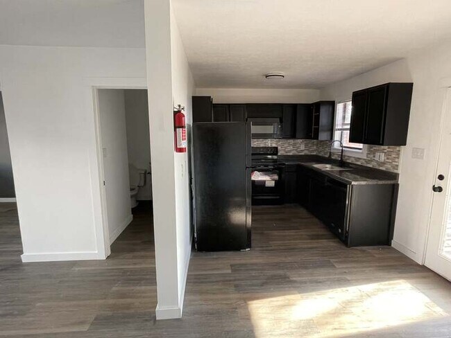 Building Photo - 1642 Hillwood Dr