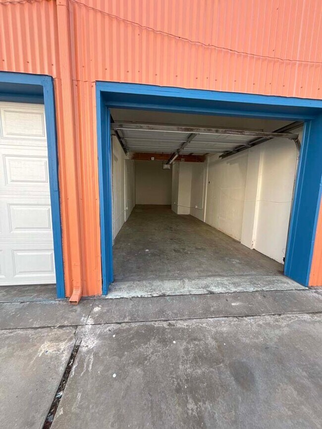 Building Photo - 915 Broadway St