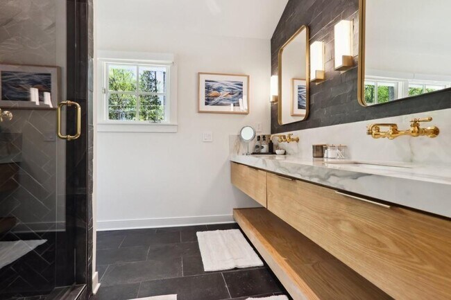 Building Photo - 1007 Somerset Dr NW