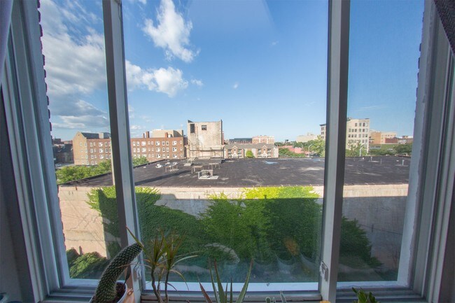Building Photo - 484 Brainard St