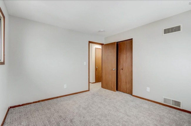 Building Photo - Spacious 3 Bed Duplex | Milwaukee, WI