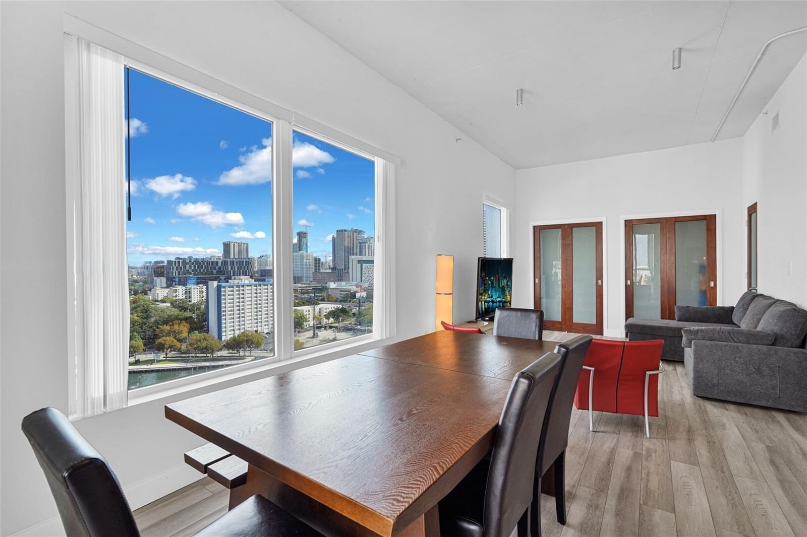 Building Photo - 10 SW South River Dr