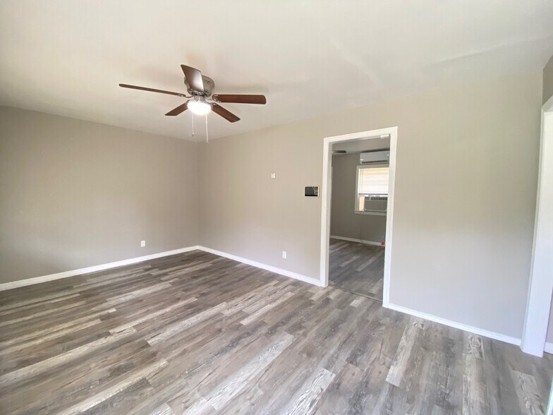 Building Photo - 3712 Woodside Dr