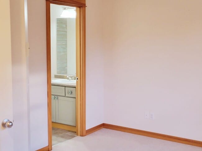Building Photo - Lovely 2 Bedroom Townhouse Within Walking Distance to Historic Downtown Poulsbo