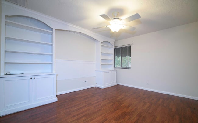 Building Photo - 6595 Parkview Dr