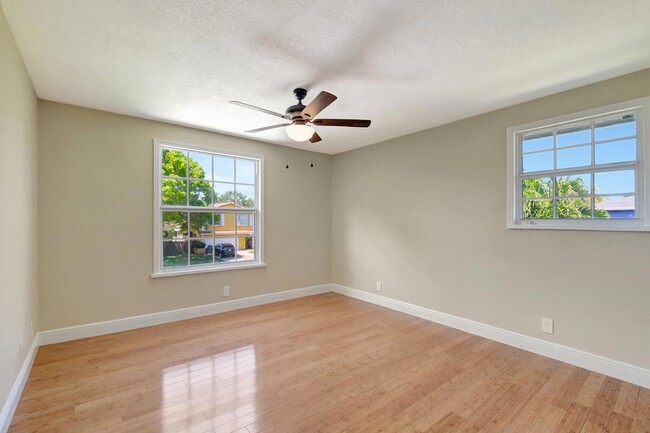 Building Photo - 4610 Pine Tree Dr