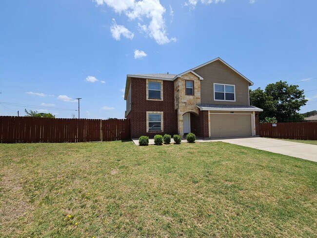Building Photo - BRAND NEW FLOORING - AVAILABLE & MOVE-IN READY!