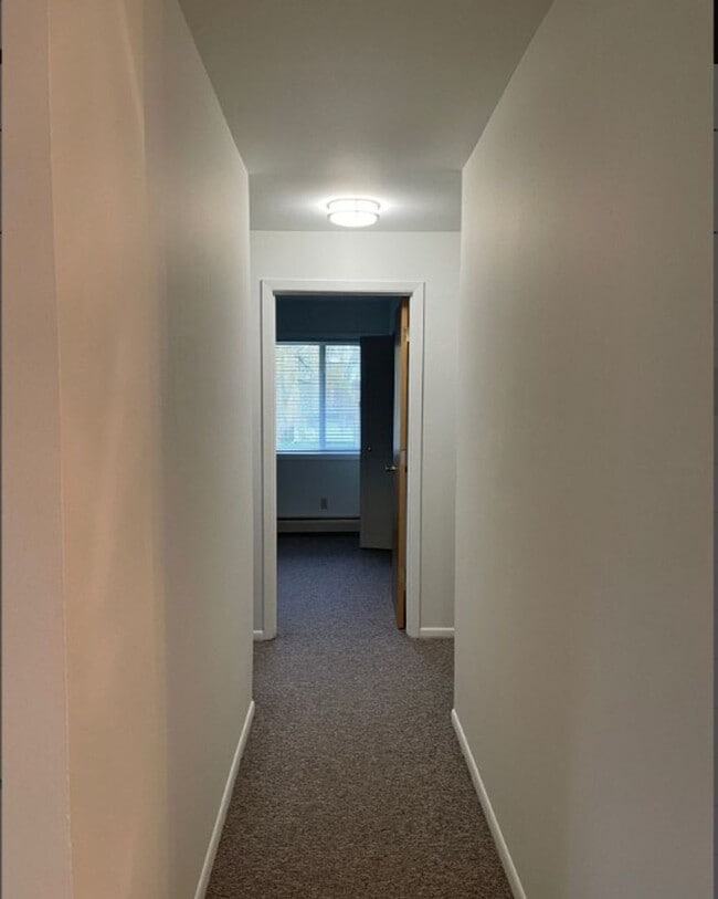 Building Photo - Upper Two Bedroom One Bath
