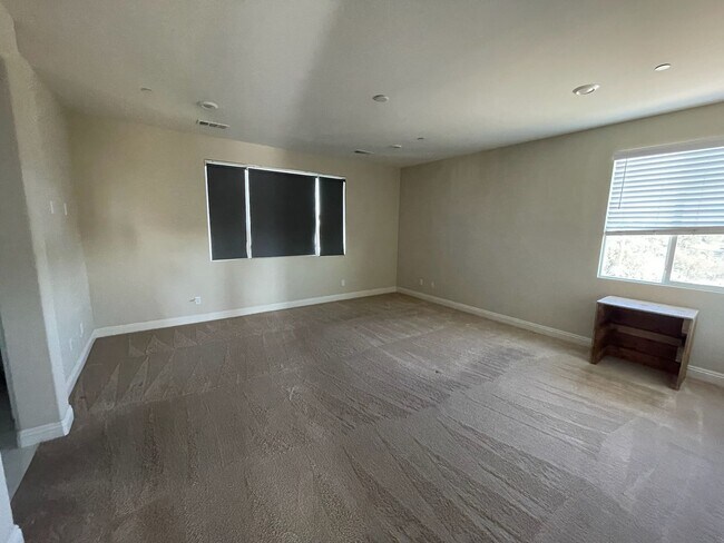 Building Photo - Stunning 4 bedroom home in Vista-With Solar!