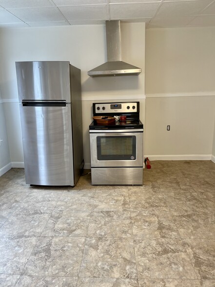 Kitchen. - 77 Linden St