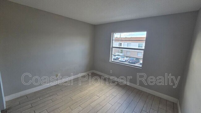 Building Photo - 7210 N Manhattan Ave