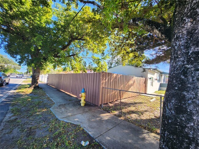 Building Photo - 1201 NE 148th St