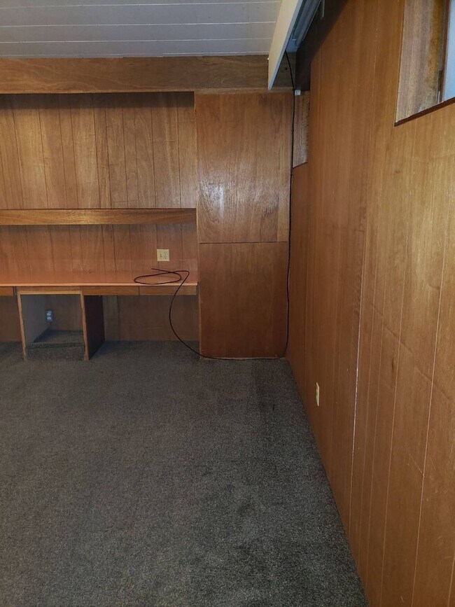 Building Photo - 1065 NE Duncan Ln