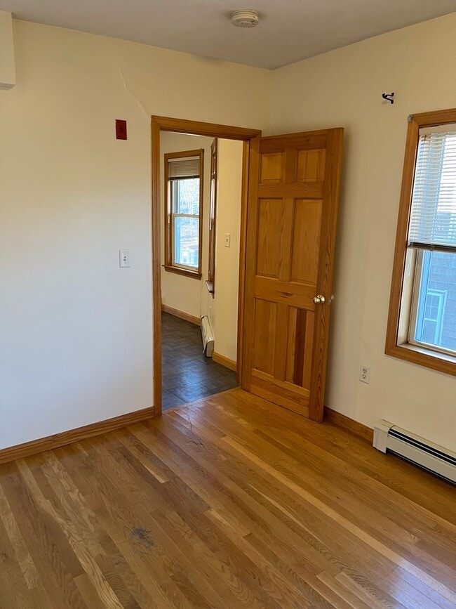Building Photo - Sunny, Recently Refinished, One Bedroom Ap...