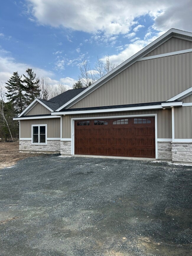 Building Photo - 1112 Reserve St N