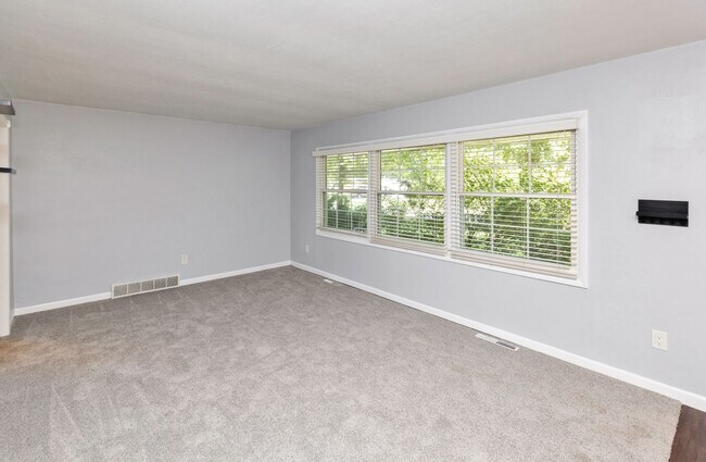 Building Photo - NEWLY UPDATED!! 3 Bedroom, 2 Bathroom Home in Des Moines!