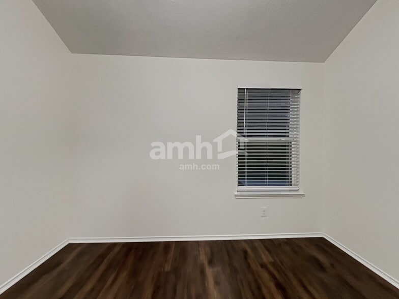 Building Photo - 2550 Riverway Dr
