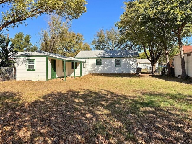 Building Photo - 1627 Oceola Ave