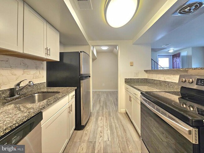 Building Photo - 8612 Walutes Cir
