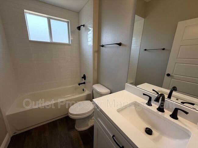 Building Photo - 926 Feather Dr
