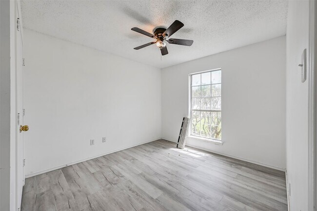 Building Photo - 809 Elbe Dr